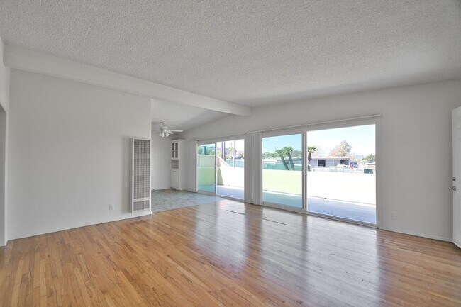 Foto del edificio - 1530 Manhattan Beach Blvd