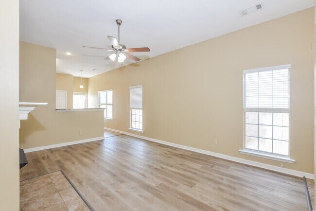 Foto del edificio - 6843 Mikayla Ln