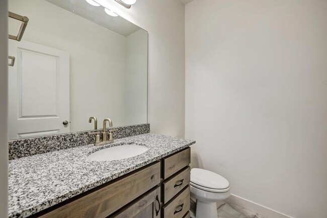 Foto del edificio - 803 N Hilltop Dr