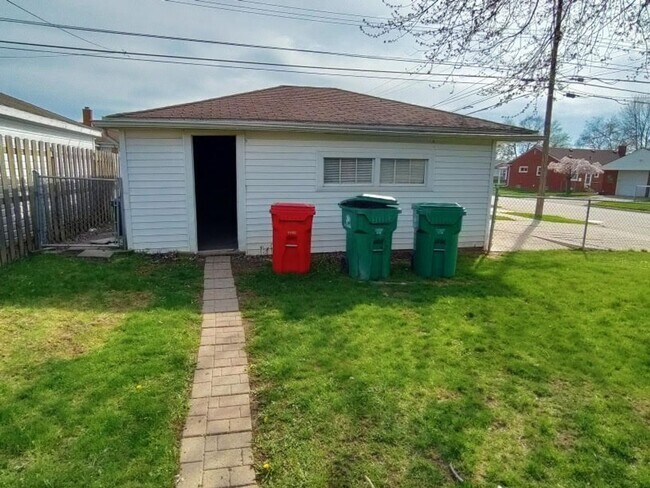 Foto del edificio - Beautiful, sprawling, brick ranch - $1550/mo