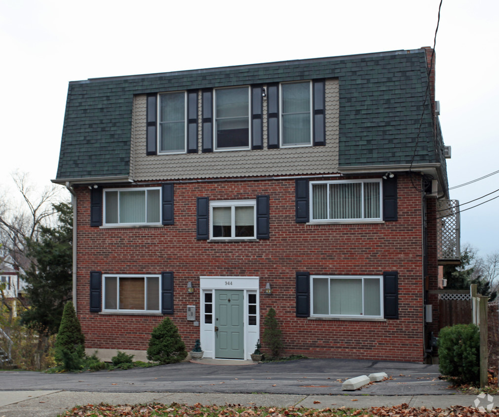 Primary Photo - Viewpoint Apartments