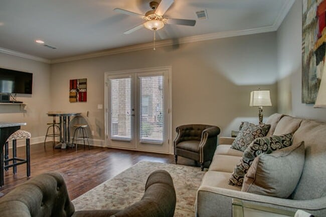 Building Photo - Beautiful 3 Bed 3.5 Bath Unit Available Fall!