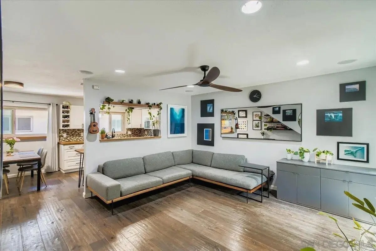 Sala de estar - 2640 Worden St