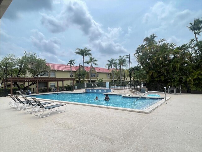 Foto del edificio - 18310 NW 68th Ave