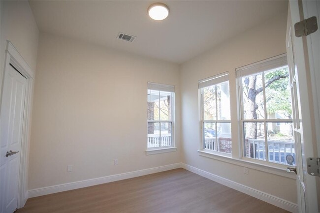 Foto del edificio - 1913 Littlefield St