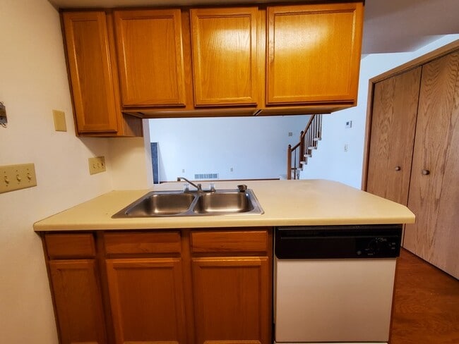 Building Photo - Meadowbrook Townhomes