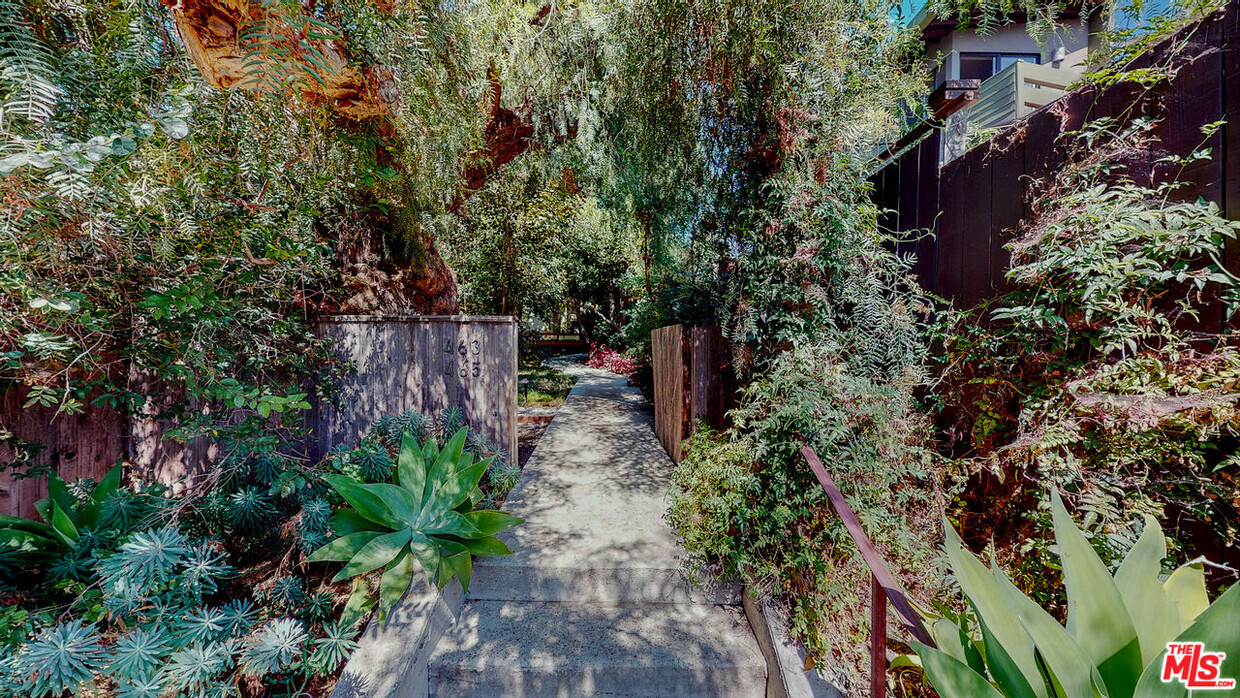 Primary Photo - 463 Crane Blvd