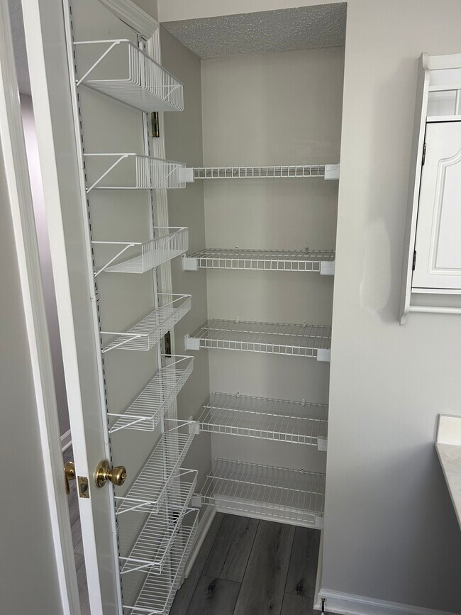 Foto del edificio - 8960 Duckview Dr