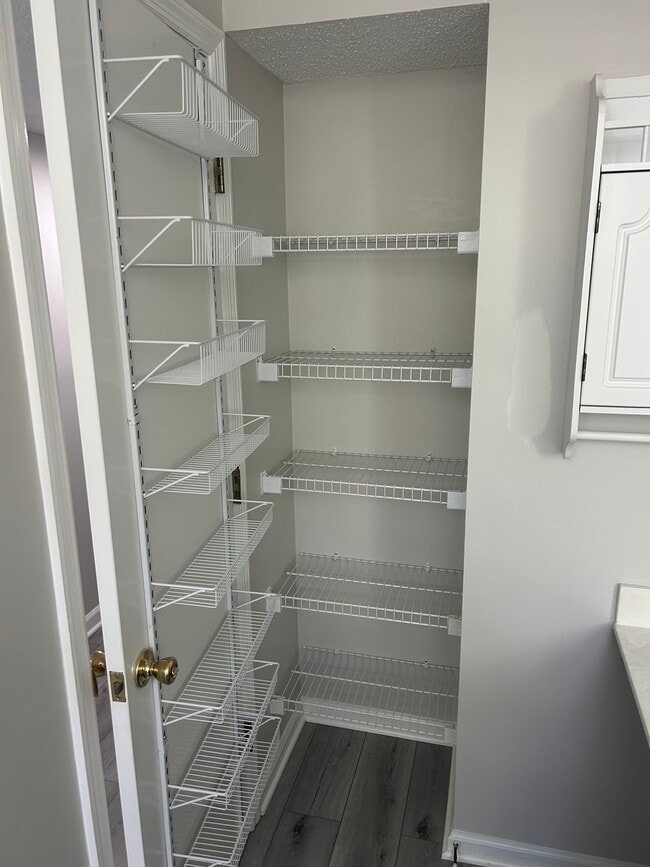 Building Photo - 8960 Duckview Dr