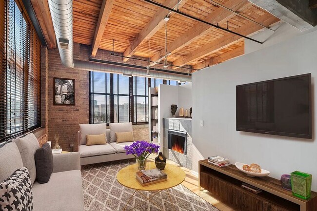 Foto del edificio - Bright & Beautiful Loft in West Loop Elevator Building!