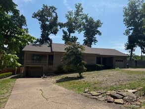 Building Photo - 2210 Oakwood Ave