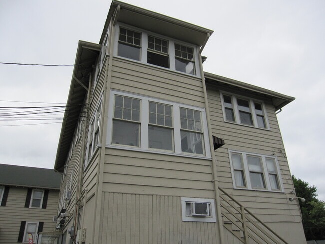 Building Photo - 795 Concord St