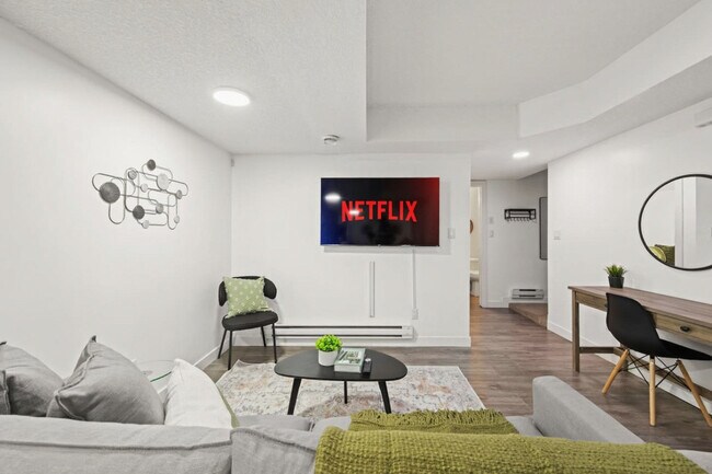 Photo du bâtiment - 10749-10792 92 St NW