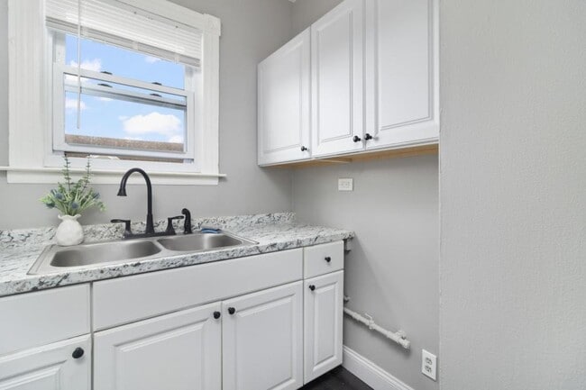 Building Photo - 748-750 Atwells Avenue