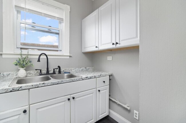 Foto del edificio - 748-750 Atwells Avenue