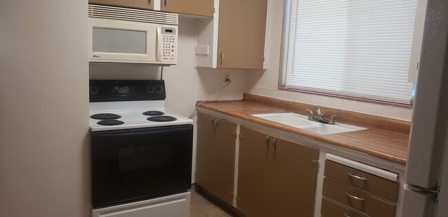 Building Photo - 2 bedroom 1 bath duplex Available June 20t...