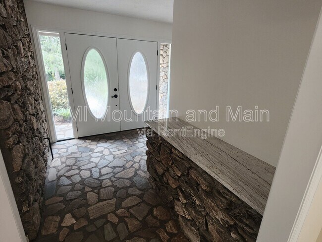 Building Photo - 53 Jump Cove Rd