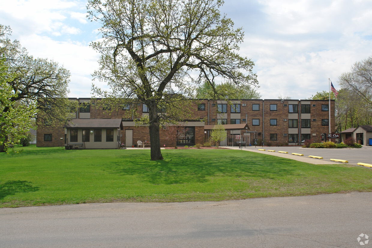 Building Photo - The Oaks