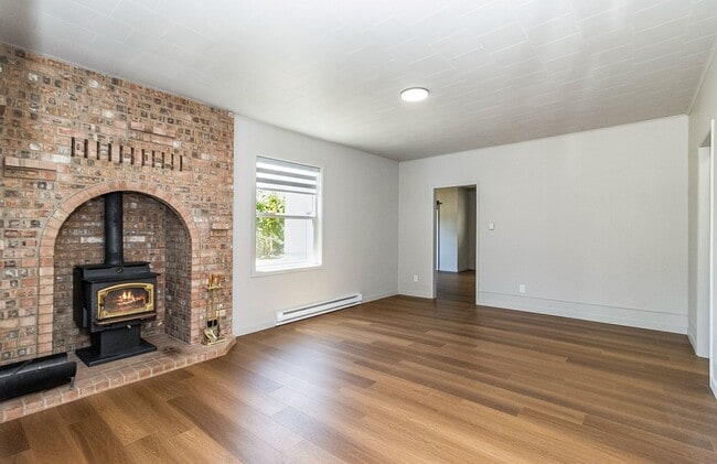 Building Photo - 607 3rd St