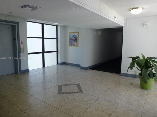 Foto del edificio - 17011 N Bay Rd