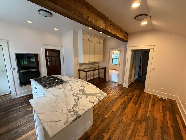 Foto del edificio - Charming For Lease Opportunity in Historic Carlton Place!