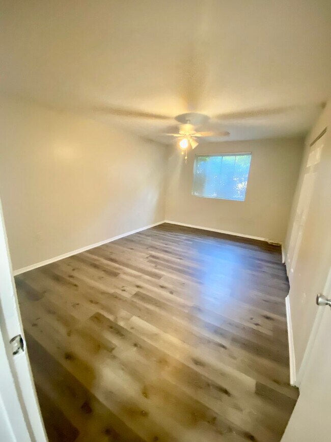 Foto del edificio - 1 bedroom-  NEW PAINT youtube video https:...