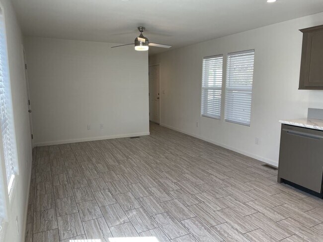 Building Photo - 10701 N 99th Ave