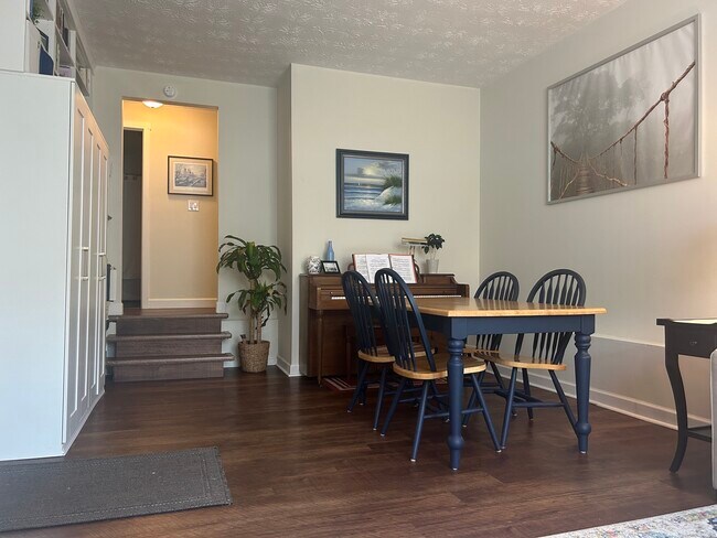 Foto del edificio - 949 Pleasant Valley Rd