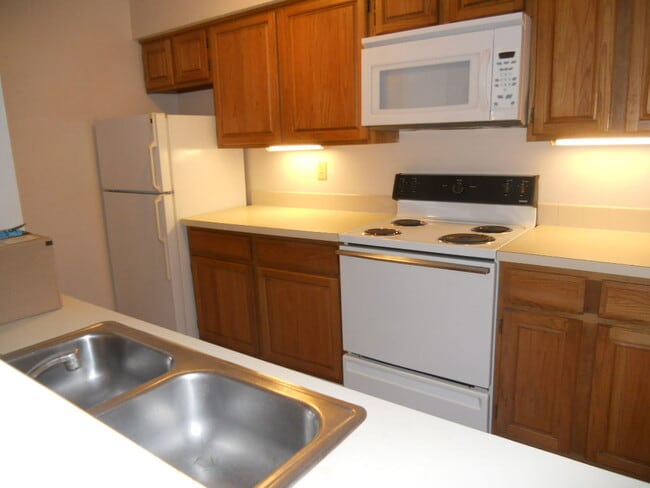 Building Photo - 2322 Hawthorn Dr