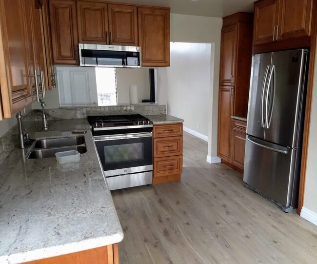 Building Photo - 428 30th St