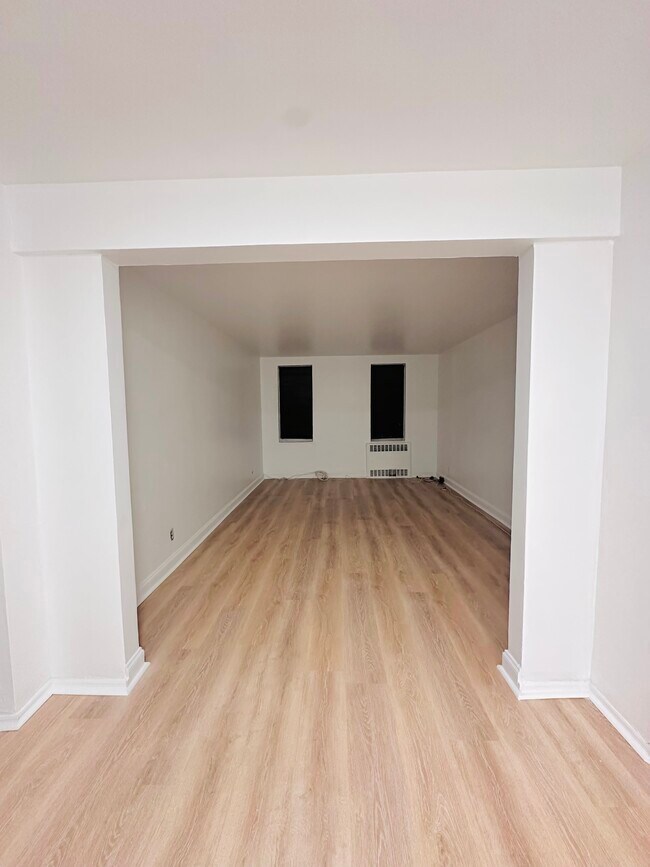 Building Photo - 766 Bronxriver Road, Unit B17