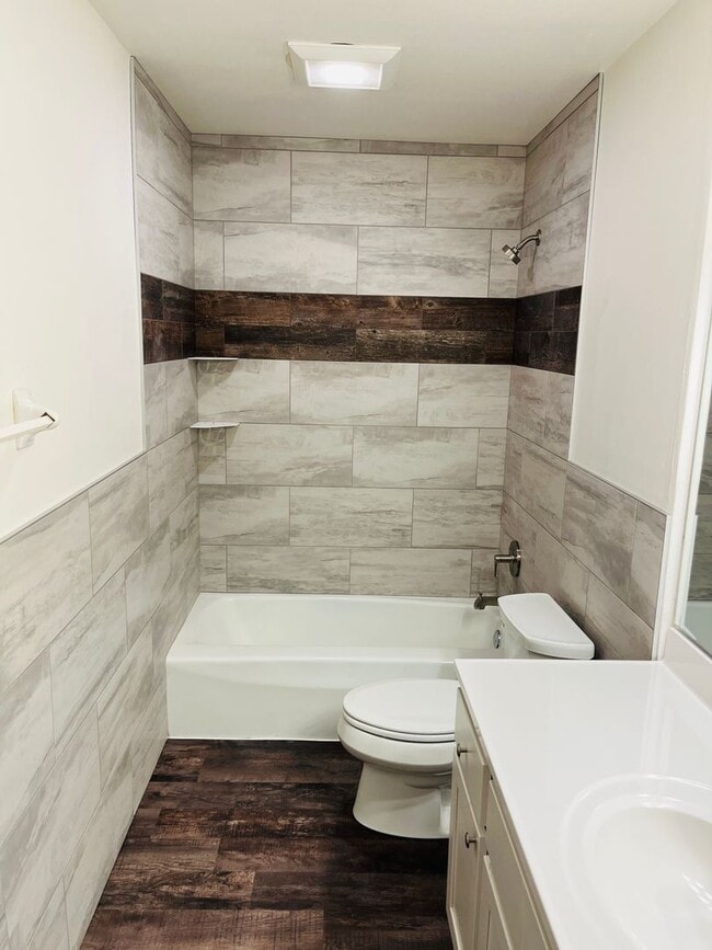 Building Photo - Beautifully remodeled 3 bedroom, 2 bath duplex in Royal Oaks Neighborhood