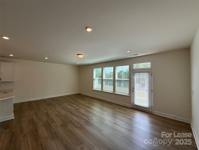 Building Photo - 6032 Mariemont Cir
