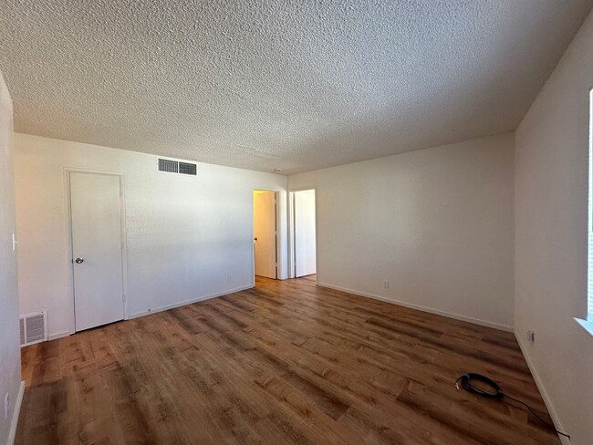Building Photo - Charming Top Floor 1 Bed/1 Bath Condo