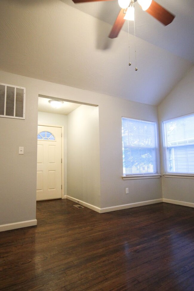 Building Photo - 3 bed 2 bath FULLY UPDATED Home with basem...