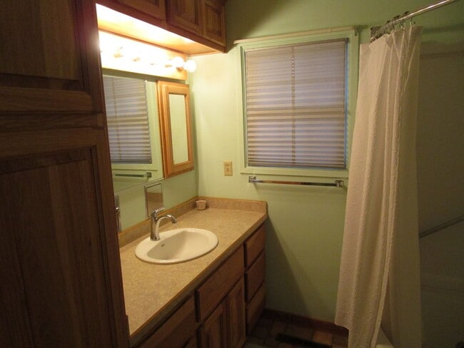 Building Photo - 2 Bedroom Fully Furnished House, Move In R...