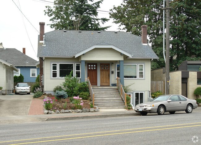 Building Photo - 6622-6626 NE Sandy Blvd