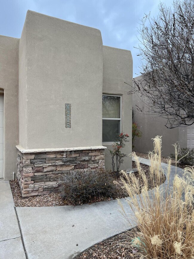 Foto del edificio - 8215 Desert Shadow Way NE