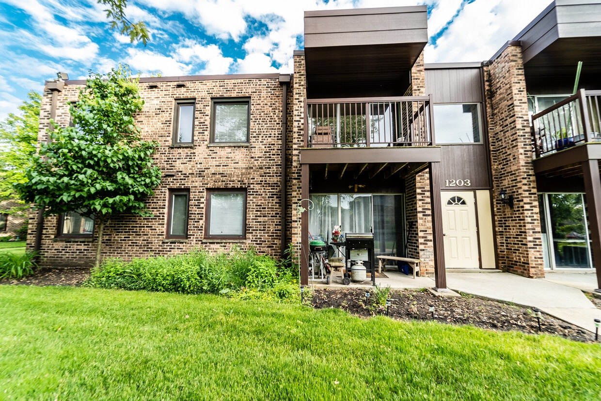 1203 Pleasant Run Dr Unit 108, Wheeling, IL 60090 Condo for Rent in