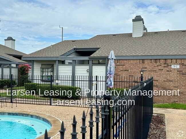 Building Photo - 628 Bellaire Dr