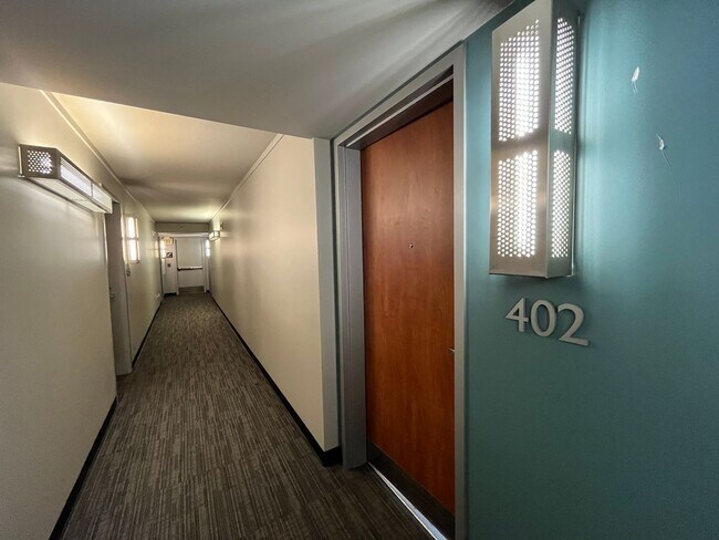 Foto del edificio - Modern Studio with Balcony, In-Unit Laundry, and Prime Lloyd District Location!