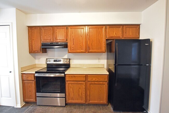 Foto del edificio - Shelby Township-2 Bedroom Duplex with Basement, Deck & Attached Garage