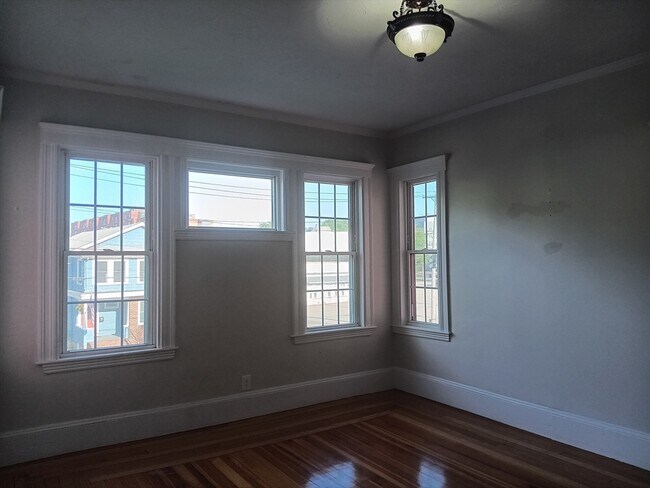 Building Photo - 607 Fellsway
