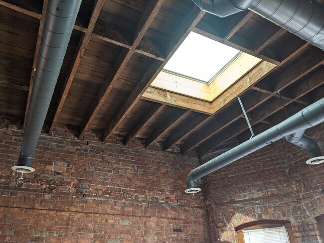 Claraboya alimentada por energía solar - 3933 Trumbull St