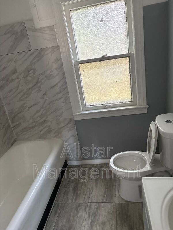 Building Photo - 3255 E 139th St