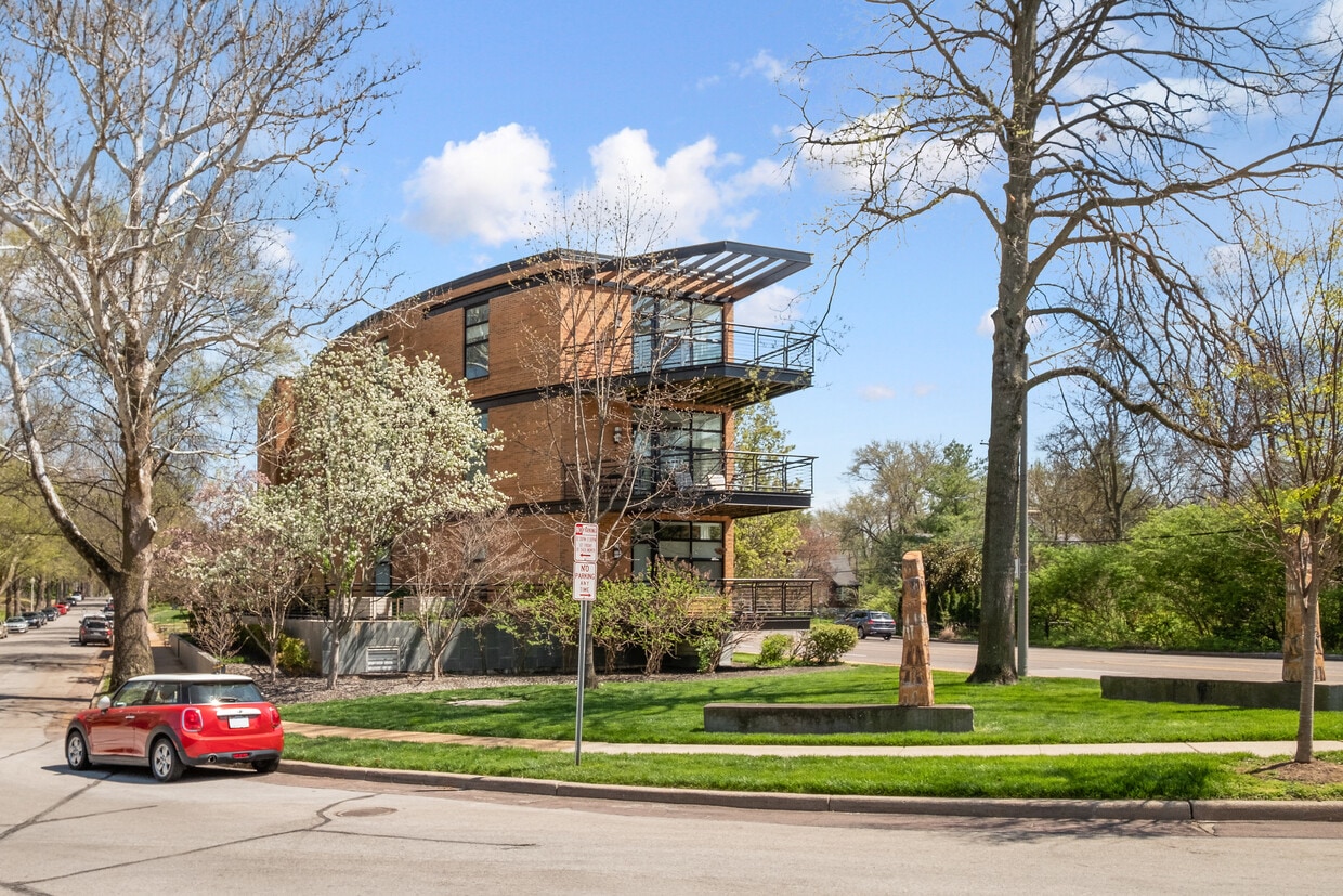 7542 Cromwell Dr Unit 2A, Clayton, MO 63105 Condo for Rent in Clayton