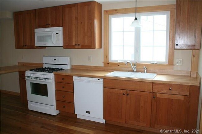 Building Photo - 569 Quaker Farms Rd