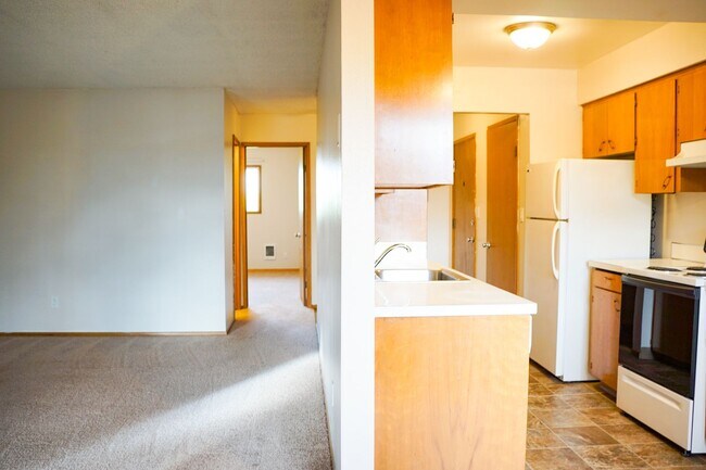 Building Photo - Cedar Hills Garden Style Spacious 1 Bdr w/Balcony!