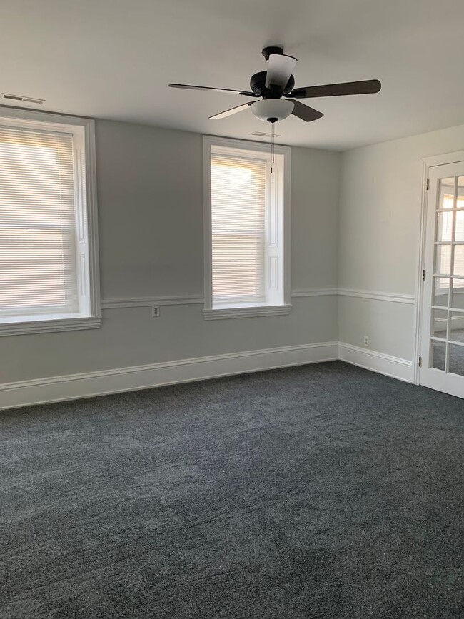 Building Photo - 1 Bedroom Conveniently Located in Collegev...