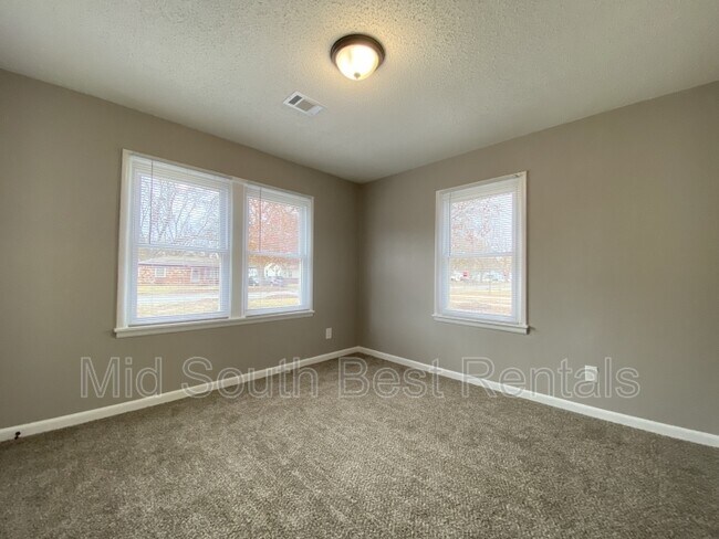 Building Photo - 308 Mills St